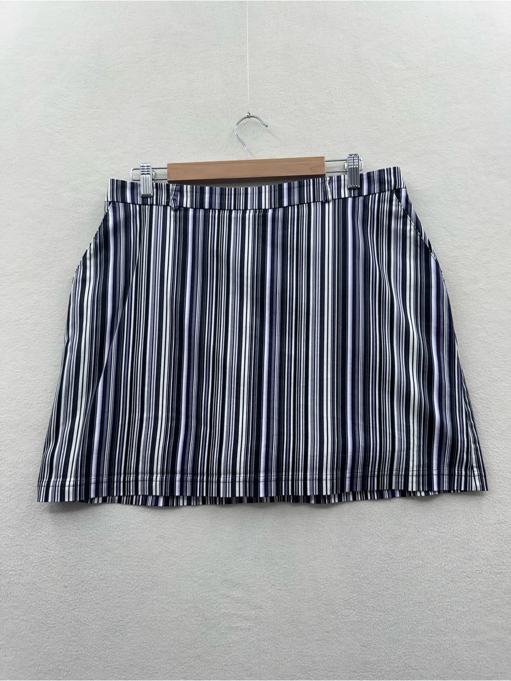 L B H Women’s 14 Golf Skirt Back Zip Pockets Black Purple White Striped